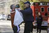 Strážník podává holčičce deku, poté co ji evakuovali ze Sandy Hook Elementary School.