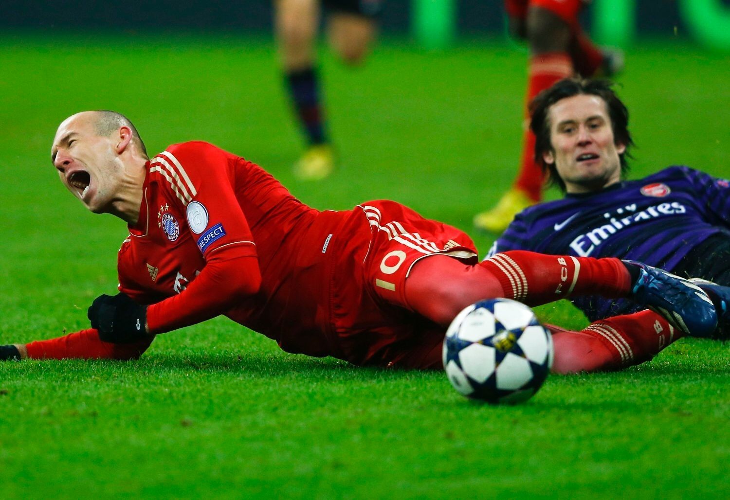 Fotbal, Liga mistrů, Bayern Mnichov - Arsenal: Tomáš Rosický fauluje Arjena Robbena