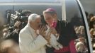 Pope Benedict XVI blesses a baby as he rides around St Peter's Square to hold his last general audience at the Vatican February 27, 2013. The weekly event which would normally be held in a vast auditorium in winter, but has been moved outdoors to St. Peter's Square so more people can attend. The pope has two days left before he takes the historic step of becoming the first pontiff in some six centuries to step down instead of ruling for life. REUTERS/Max Rossi (VATICAN - Tags: RELIGION) Published: Úno. 27, 2013, 10:13 dop.