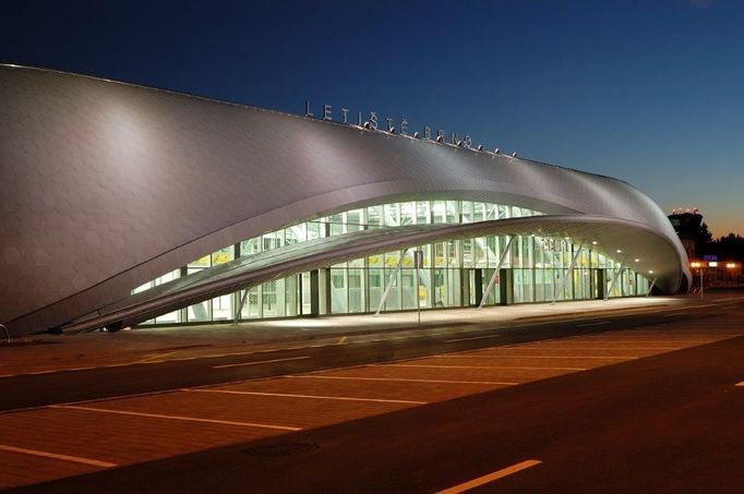 Moderní odbavovací hala po setmění. Snímek zachycující letiště Brno - Tuřany. Současnost