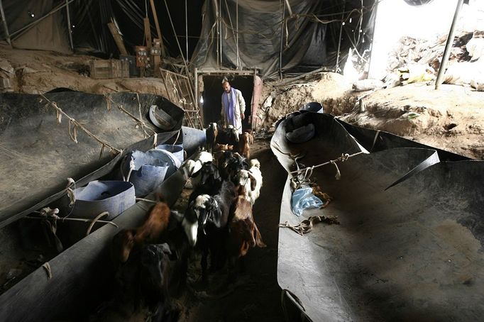 Middle East News - April 1, 2013 April 1, 2013 - Rafah, Gaza Strip, Palestinian Territory - Palestinian workers pray inside a smuggling tunnel between the Hamas-ruled Gaza Strip and Egypt in the southern Gaza Strip city of Rafah on April 4, 2013. The Egyptian army started to knock down Gaza smuggling tunnels last month after a high Egyptian court has urged the authorities in Cairo to tear down all the tunnels along the borders between Gaza and Egypt. Ismail Haniyeh discussed the Prime Minister of the Gaza government with Egyptian President Mohammed Mursi, a few days before the issue of smuggling tunnels