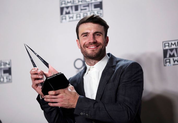 Sam Hunt pózuje s cenou v kategorii New Artist.