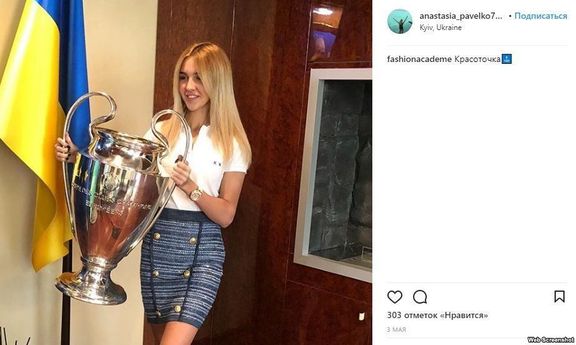 Anastasija Pavlenkovová s pohárem pro vítěze Ligy mistrů.