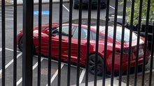 Kousek Trumpa na dosah. Nenáviděná červená Tesla jde z domu, kvůli Muskovi
