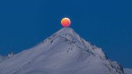 "Úplné zatmění Měsíce nad Slavkovským štítem v Tatrách". Vítěz kategorie Astrofoto dospělých.