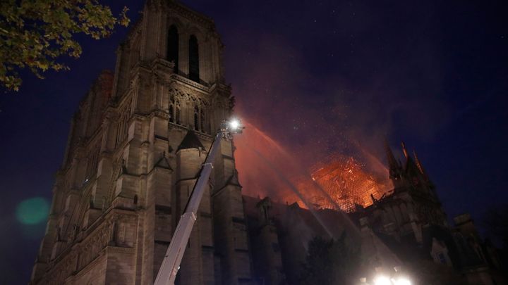 Čeští studenti zpívali v Notre-Dame jen pár hodin před požárem, pak se obloha zatáhla