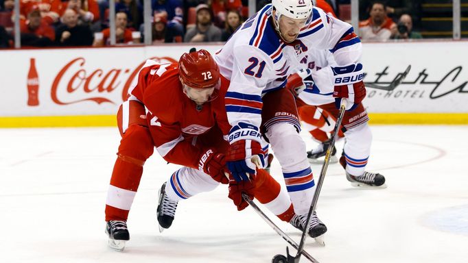 Derek Stepan z New Yorku proti obránci Detroitu