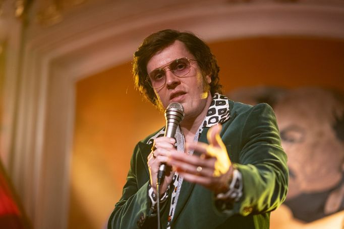 Vladislav Plevčík jako slovenský zpěvák Karol Duchoň ve filmu Petera Bebjaka Duchoň.