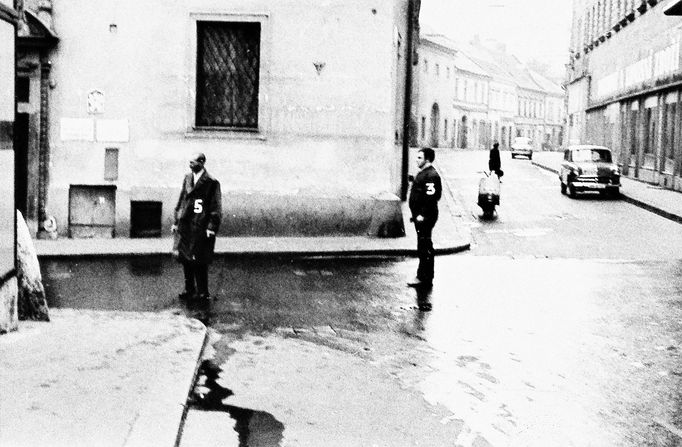 Fotoreprodukce dobového policejního vyšetřovacího spisu k srpnovým událostem v roce 1969.