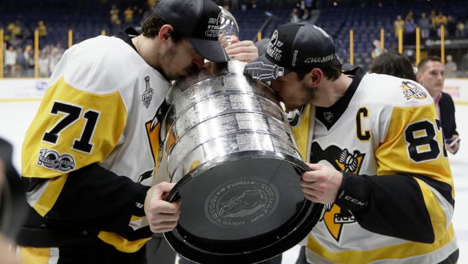 Jevgenij Malkin a Sidney Crosby. Takhle slavili druhý Stanley Cup v řadě, třetí celkově.