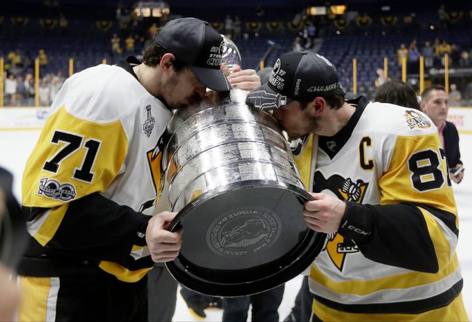 Jevgenij Malkin a Sidney Crosby. Takhle slavili druhý Stanley Cup v řadě, třetí celkově.