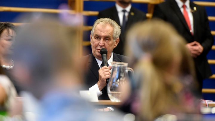 První školní den: Zeman popřál dětem zvědavost, Babiš házel na koš, Zaorálek chválil