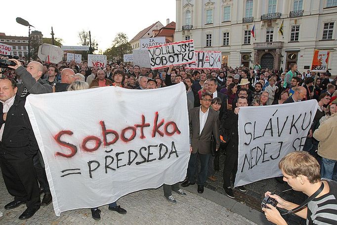 Sociální demokracie přenesla vnitrostranickou politiku na náměstí.