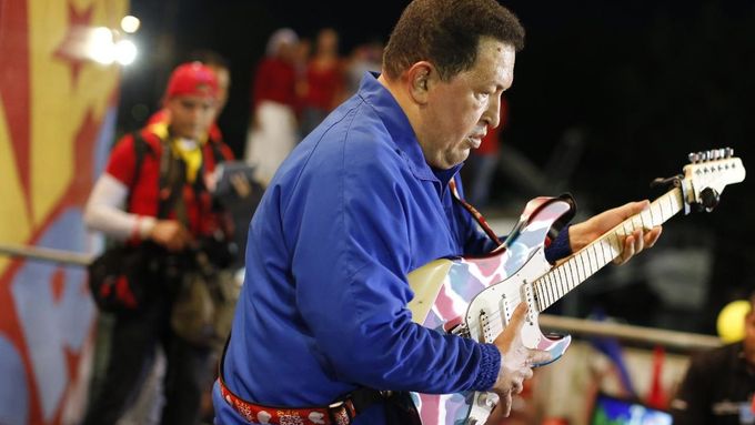 Venezuela's President Hugo Chavez plays a guitar during a campaign rally in Cabimas in the state of Zulia September 30, 2012. Chavez is seeking re-election in an October 7 presidential vote. REUTERS/Jorge Silva (VENEZUELA - Tags: POLITICS ELECTION) Published: Říj. 1, 2012, 1:47 dop.