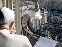 Papež Benedikt XVI. sleduje, jak se z jeho rukou vzdaluje bílá holubice. Andělské modlitby ve Vatikánu, 25. leden.