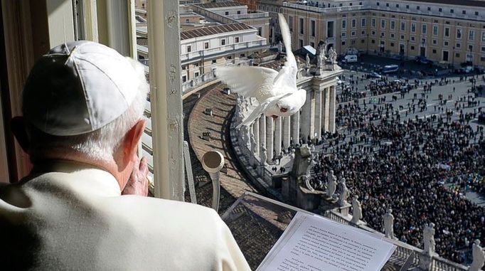 Papež Benedikt XVI. sleduje, jak se z jeho rukou vzdaluje bílá holubice. Andělské modlitby ve Vatikánu, 25. leden.