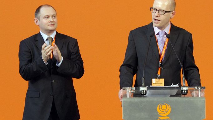 Sobotka s Haškem na sjezdu v roce 2011, kde kandidovali proti sobě. "Místo aby respektoval porážku, vytvářel paralelní mocenské centrum," píše dnes premiér o Haškovi.