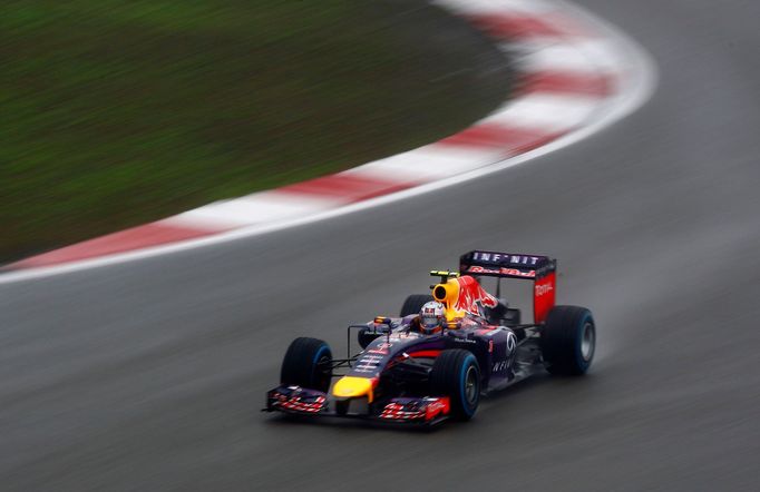 Red Bull Formula One driver Daniel Ricciardo of Australia drives during the qualifying session of the Chinese F1 Grand Prix at the Shanghai International circuit, April 1