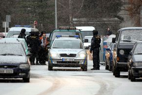 Lupič drží rukojmí v bance na Novodvorské ulici v Praze