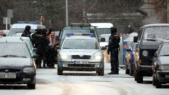 Lupič drží rukojmí v bance na Novodvorské ulici v Praze