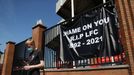 Protesty proti fotbalové superlize před zápasem Leeds - Liverpool.