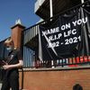 Protesty proti fotbalové superlize před dohrávkou 32. kola anglické ligy 2020/21 mezi Leedsem a Liverpoolem