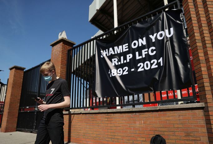 Protesty proti fotbalové superlize před zápasem Leeds - Liverpool.