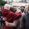 Střelba na Filozofické fakultě UK - pieta - obejmutí školy, zpěv, zármutek, studenti