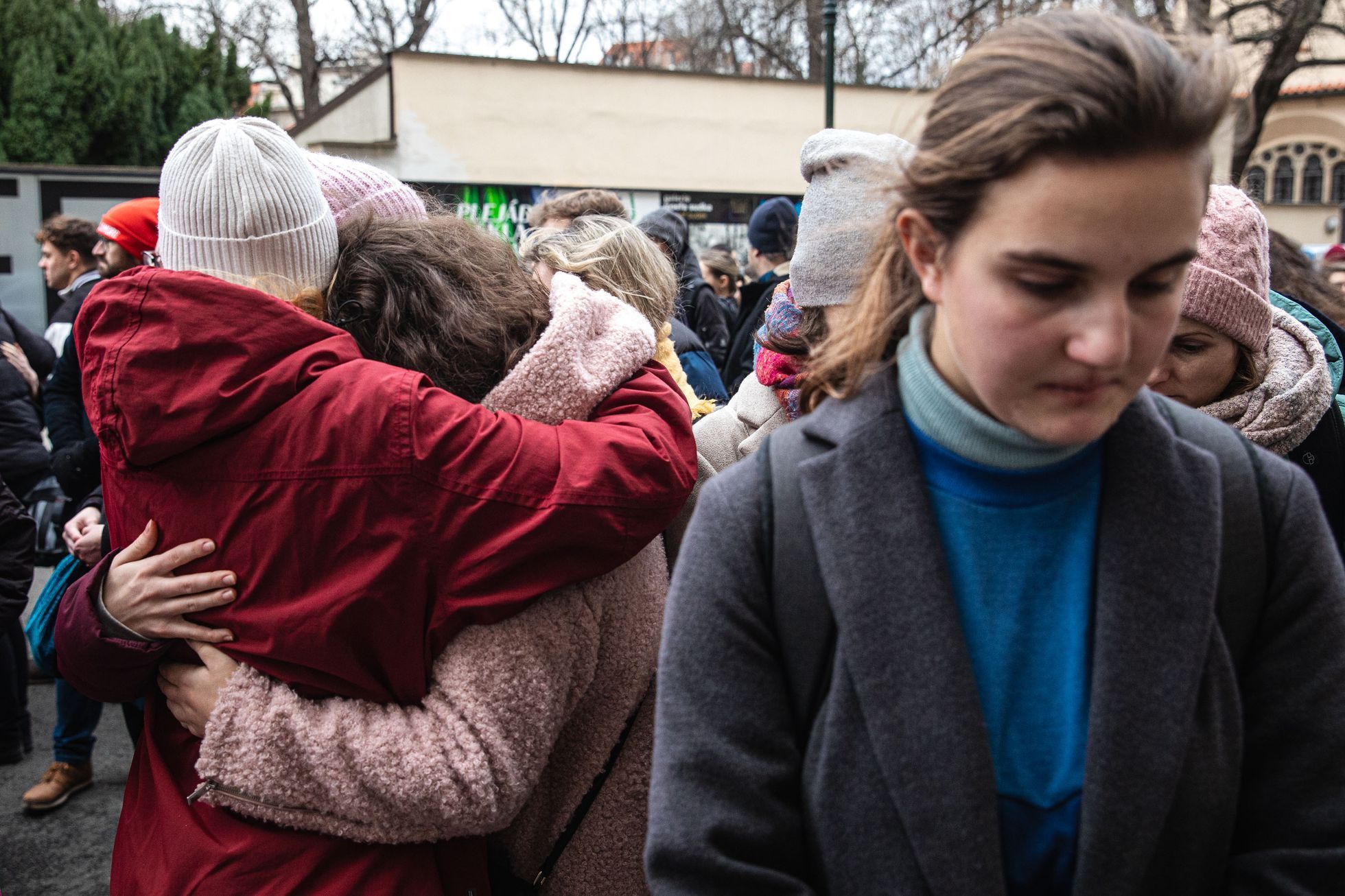 Střelba na Filozofické fakultě UK - pieta - obejmutí školy, zpěv, zármutek, studenti
