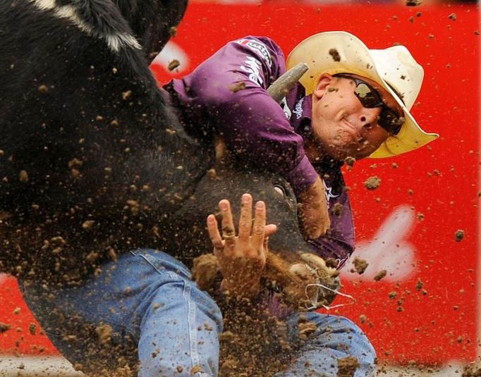 Dean Grorsuch zápasí s mladým volem na rodeu v Calgary.