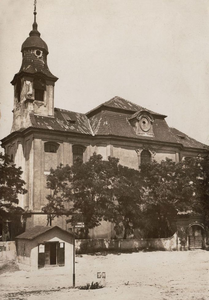 S mohutným lidickým farním kostelem sv. Martina tvořila symbiózu malá trafika která byla doslova přilepená na zídku starého hřbitova, obklopujícího kdysi lidický chrám.