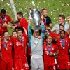 Hráči Bayernu Mnichov slaví vítězství ve finále Ligy mistrů proti Paris St. Germain