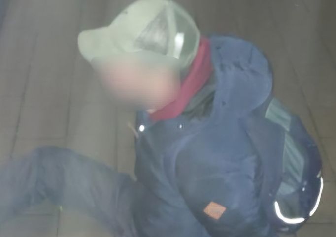 Policie dopadla opilce, který se pokusil s nožem v ruce vyloupit čerpací stanici. Obsluha ho ale vyhnala úklidovým mopem.