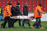 Zranněý Alexander Bah v zápase Slavia - Feyenoord