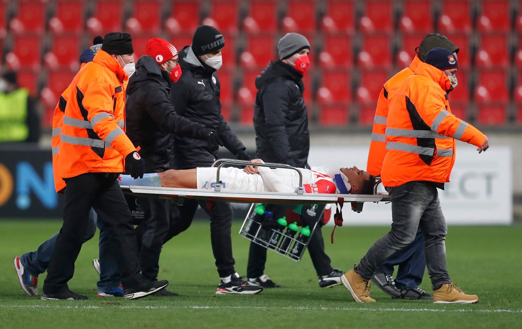 Zranněý Alexander Bah v zápase EL Slavia - Feyenoord