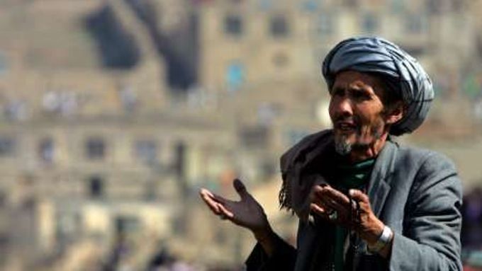 Muž se modlí u příležitosti afghánského Nového roku. Islám hraje tradičně velkou roli i v afghánském soudnictví.
