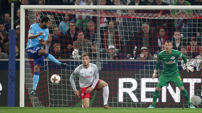 Rolando (v modrém) střílí v prodloužení postupový gól Marseille po rohovém kopu, který se vůbec neměl zahrávat...