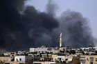Syrská armáda shazuje z vrtulníků ničivé sudové bomby