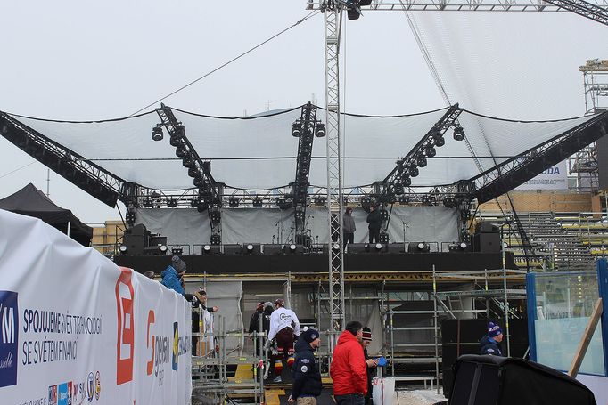 Pražská Sparta vyzkoušela dopoledne před zápasem s Kometou led na improvizovaném stadionu za Lužánkami.