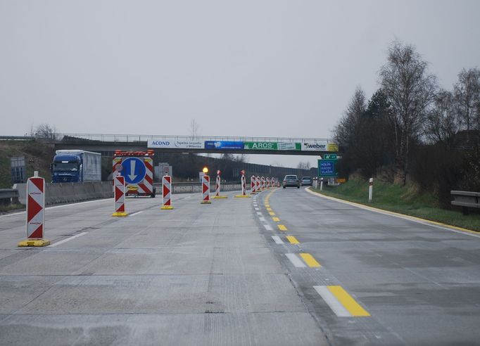 Od 49. do 41. kilometru bude od příštího týdne v platnosti další omezení související s uzavřením poloviny dálnice. Zatím se kvůli stavbě svodidel jezdí jedním pruhem.