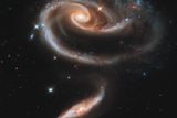 Seskupení galaxií Arp 273.