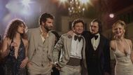 Drama Špinavý trik (American Hustle) režiséra Davida O. Russella je žhavým kandidátem na Oscara. Filmař za své dva předchozí snímky získal nominace (Terapie láskou, Fighter) na Oscara i Zlaté glóby. Špinavý trik vychází ze skutečného skandálu v USA, kdy pár podvodníků musel spolupracovat s agentem FBI. V hlavních rolích uvidíme Jennifer Lawrence, Bradleyho Coopera, Christiana Balea a Amy Adams. Premiéra 23. ledna.