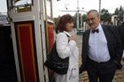 Ministr Karel Schwarzenberg zamířil do tramvaje, kterou důverně zná.