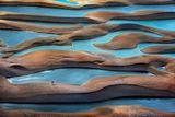 Vítěz kategorie Oceány, moře, řeky, jezera - jednotlivý snímek: Ignacio Palacios (Austrálie). Osamělý strom mezui písečnými dunami v brazilském národním parku Lençóis Maranhenses. (letecký snímek, Nikon D850, objektiv 70-200 mm, f/8, 1/1250 s, ISO 400).