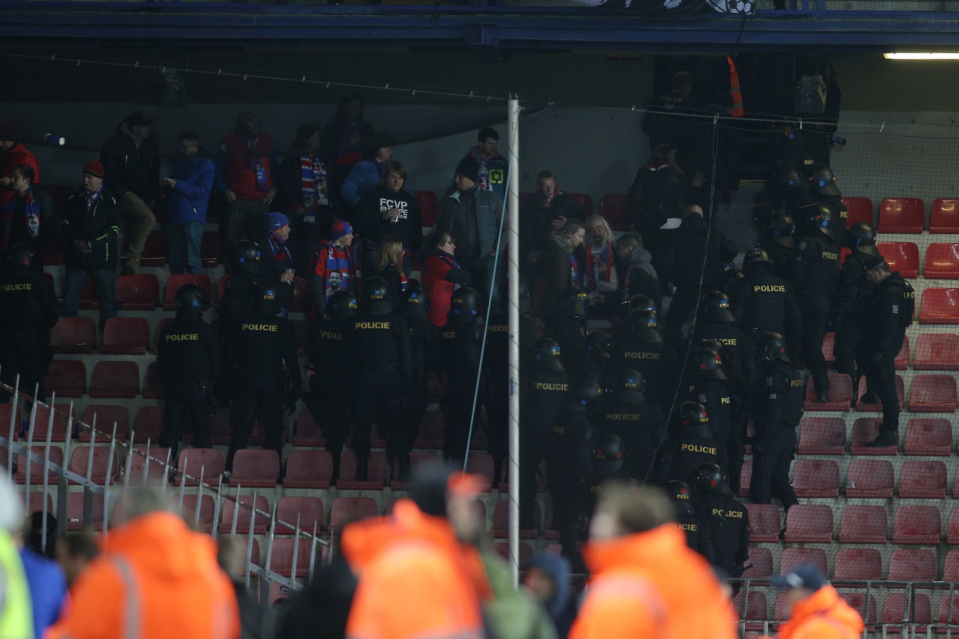 fotbal, Fortuna:Liga 2018/2019, Sparta - Plzeň, vyklízení sektoru fanoušků Plzně
