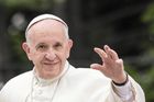 Papež František poprvé připustil zrušení celibátu. Církvi podle něj chybí duchovní