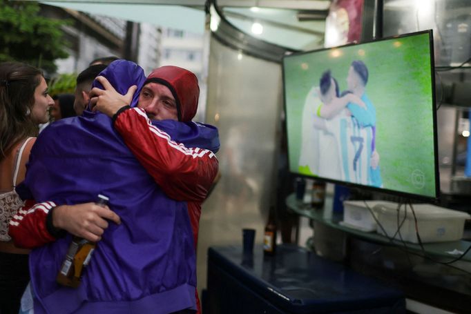 Argentinci fandí na brazilské pláži Copacabana v baru Buenos Aires během semifinále MS 2022 Argentina - Chorvatsko