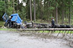 Náklaďák porazil strom, ten spadl na auto