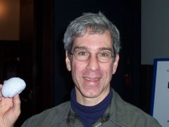 Marc Abrahams, šéfredaktor časopisu Annals of Improbable Research a vyhlašovatel Ig Nobelových cen. V ruce drží malinký mozek z gumy.