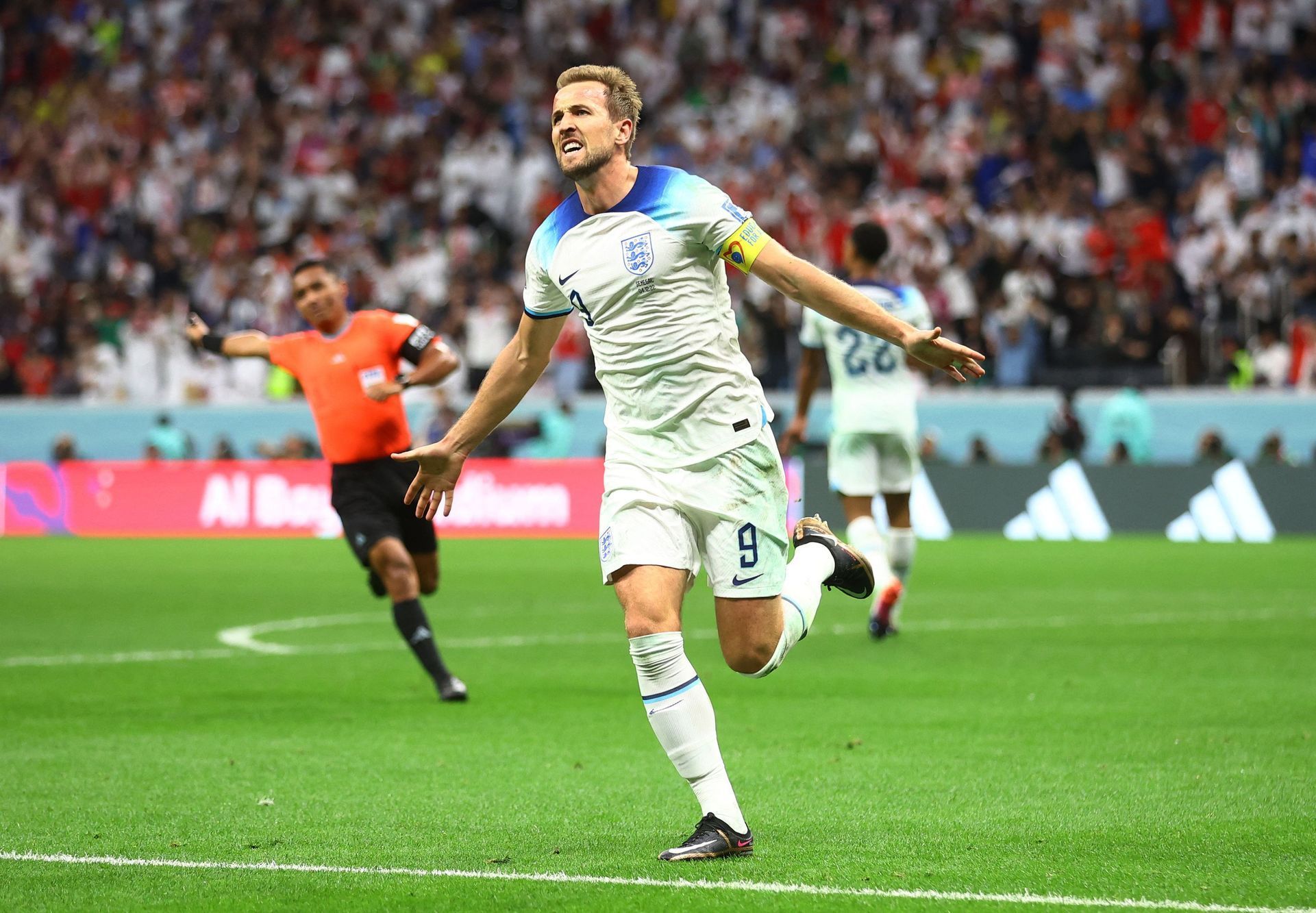 Harry Kane slaví gól v osmifinále MS 2022 Anglie - Senegal
